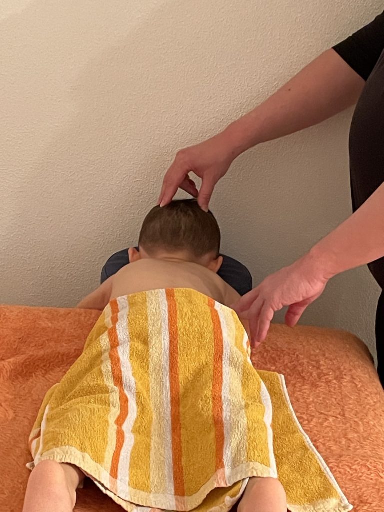 Bild: Kind bei der Behandlung 3