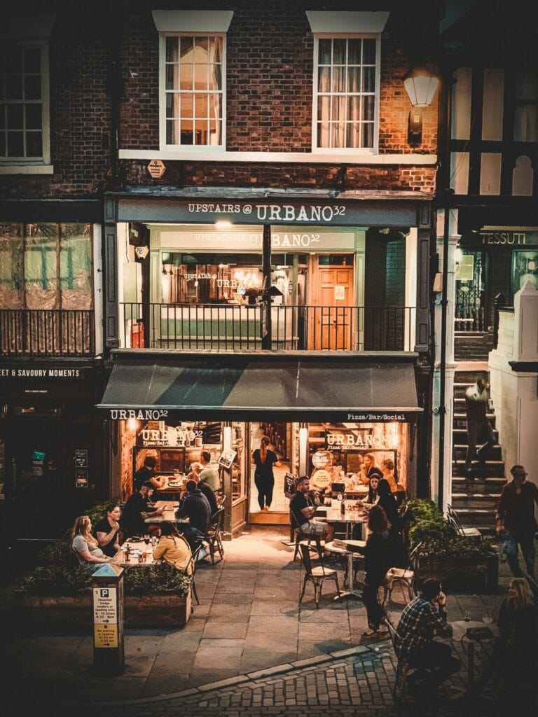 Gemütliches Restaurant Urbano32 in Chester bei Nacht mit beleuchtetem Außenbereich und Gästen, die das Abendessen genießen.