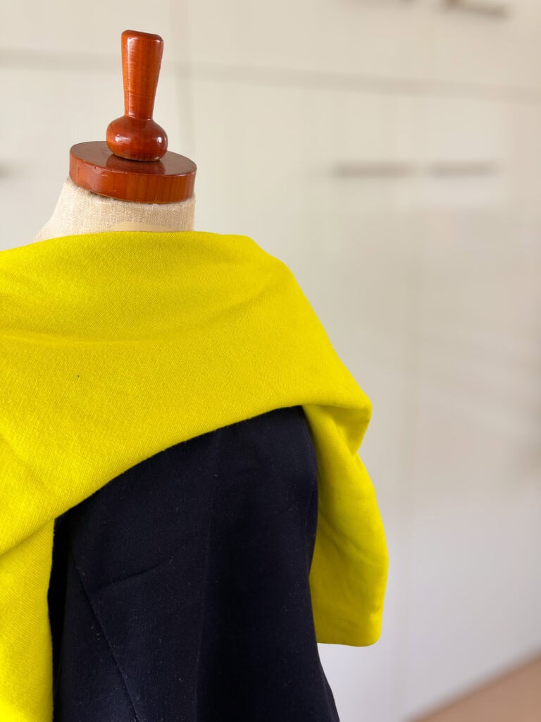 Geel met blauwe couture top