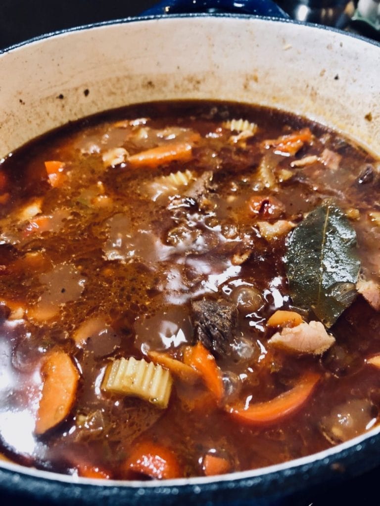 En god Chili med hembakat bröd i långpanna