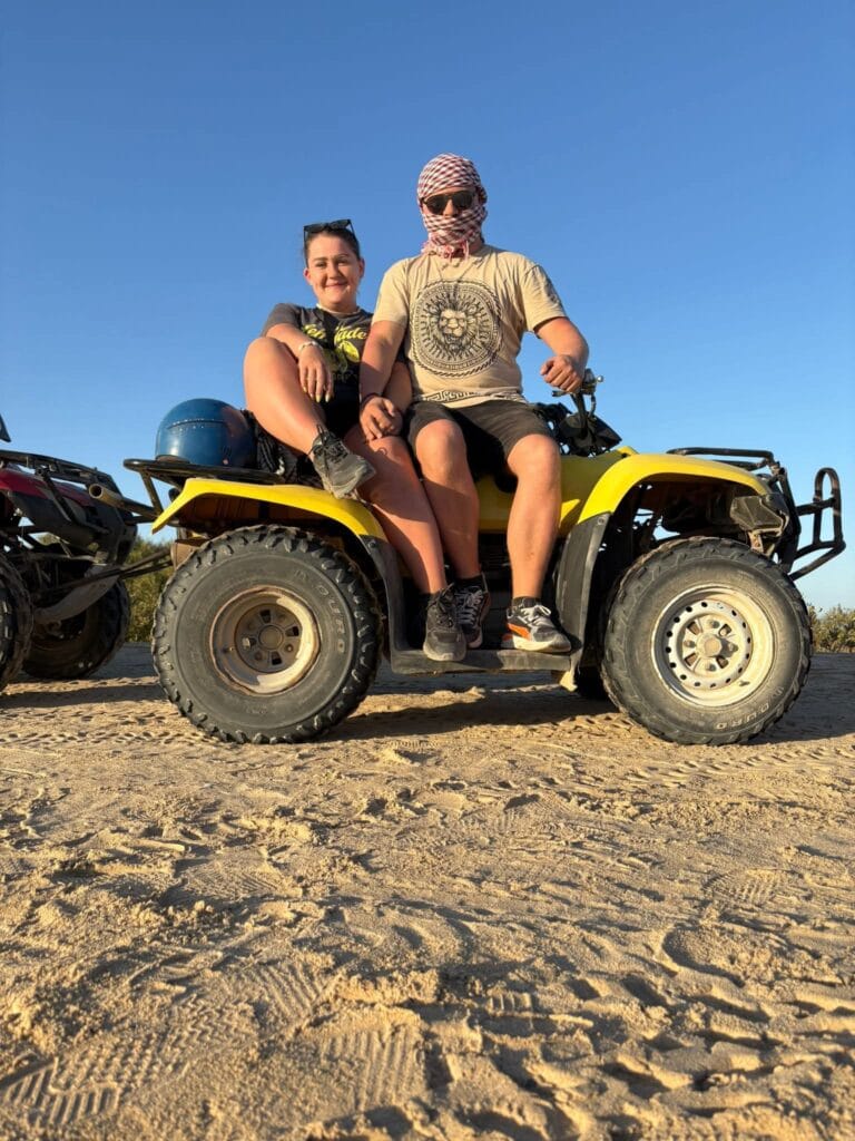 Touristen fahren Quad in der  Wüste in Marsa Alam.durch Wüstentour ab dem Hotel in Marsa Alam