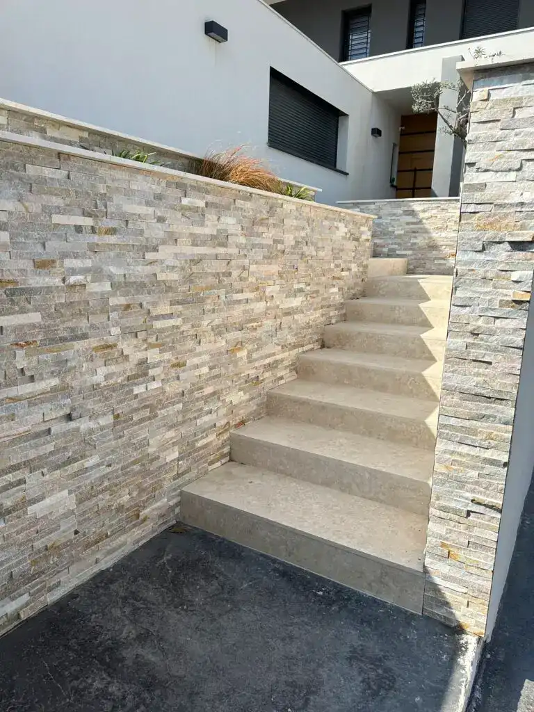 escalier-parement-mur-pierre-naturelle