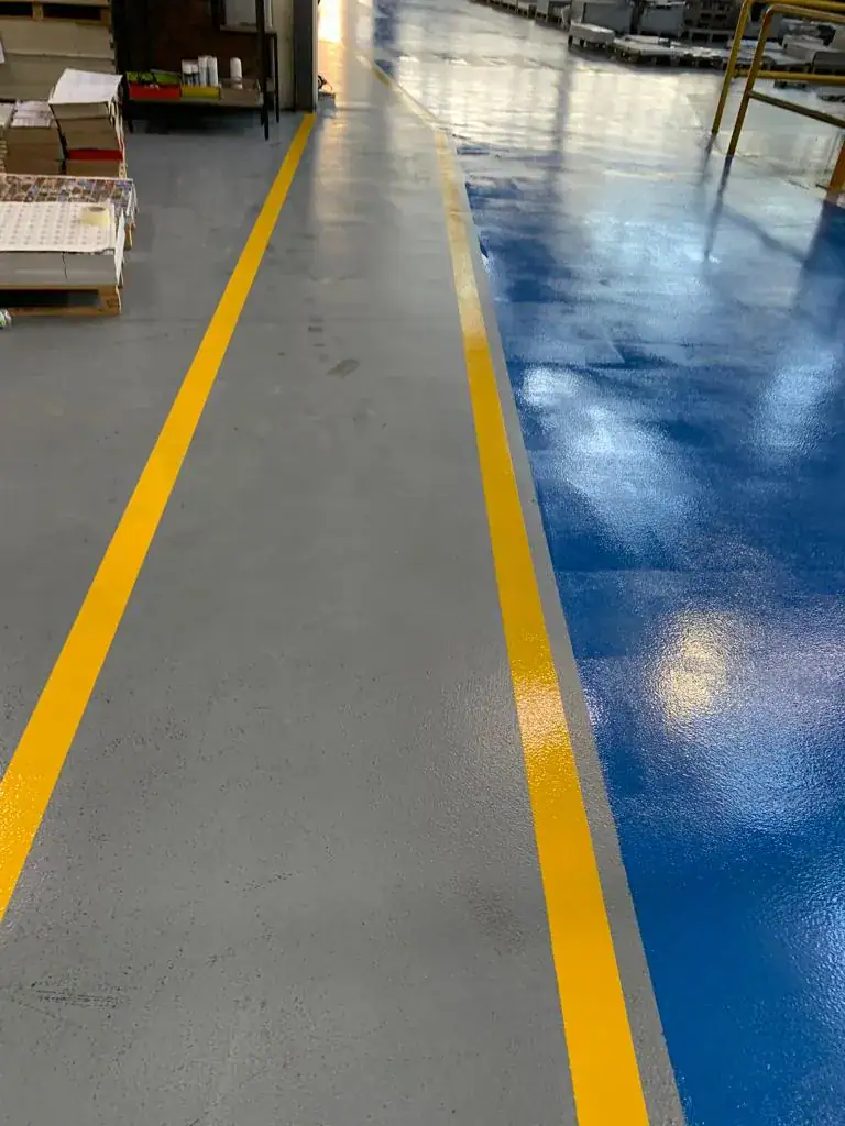 Pavimentazione in resina epossidica resistente a sostanze chimiche aggressive – reparto lavorazione industria grafica