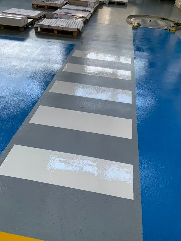 Area stoccaggio prodotti con rivestimento in resina senza giunti – Prima Pavimenti industria editoriale