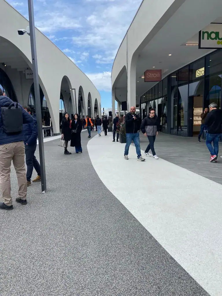 Dettaglio superficie PRIMA DRAIN STONE®: ghiaia naturale legata con resina poliuretanica trasparente per percorsi pedonali sostenibili del retail — TO.DREAM Torino Nord, Prima Pavimenti
