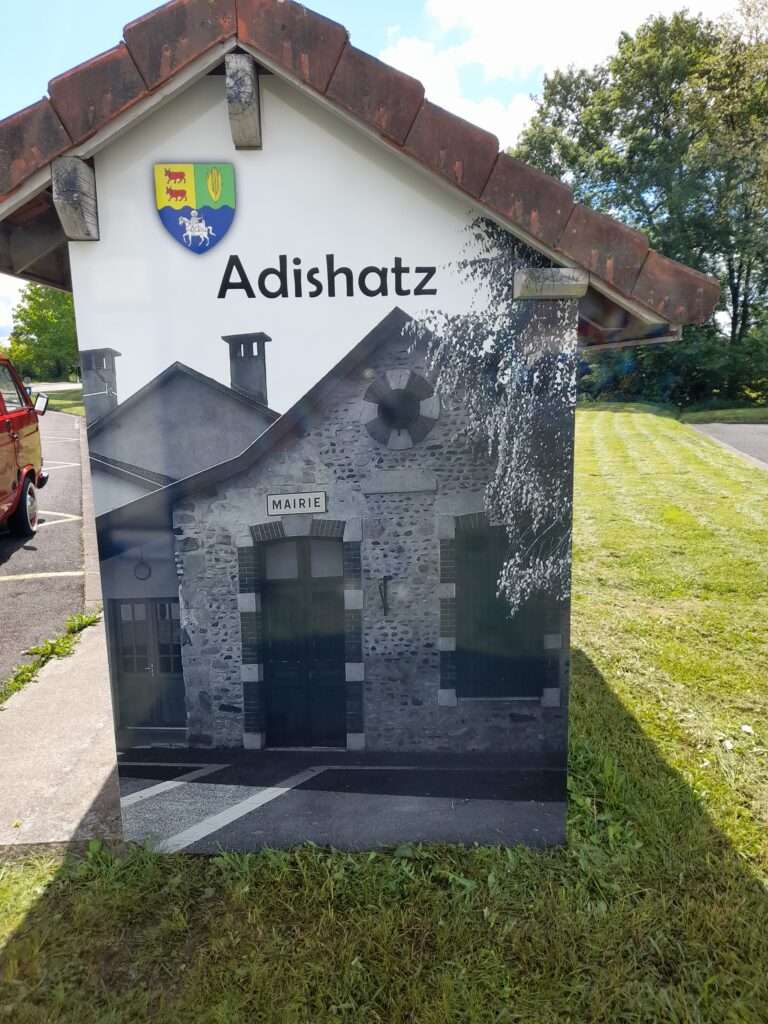 La signalétique extérieure : votre premier levier de visibilité à Pau et dans le Béarn. Chez Signalétique Factory, nous concevons des solutions d’affichage extérieur alliant robustesse et esthétique. Spécialistes des supports rigides haute performance, nous accompagnons les entreprises, commerces et collectivités locales dans la création de : Totems autoportants pour entrées de zones d’activités ou parkings. Enseignes de façade durables en Alu Dibond, PVC ou plexiglas. Panneaux signalétiques et patrimoniaux conçus pour résister aux intempéries (UV, vent, humidité). Signalisation grand format pour chantiers, zones industrielles ou bâtiments publics. Chaque projet bénéficie d'une conception sur-mesure et d'une installation professionnelle, garantissant une communication claire, conforme aux normes en vigueur et parfaitement intégrée à votre environnement architectural en Nouvelle-Aquitaine.