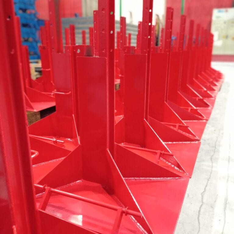 Estructuras de chapa pintadas en rojo en la nave