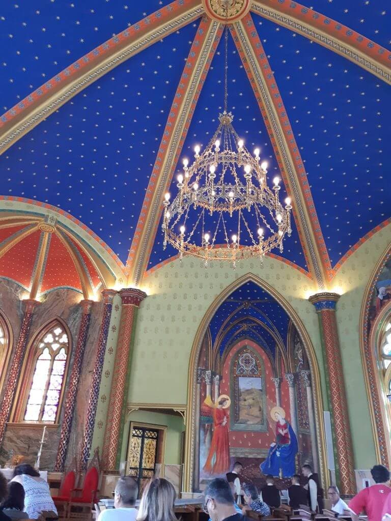 Cada canto da Igreja é decorado com ricos detalhes