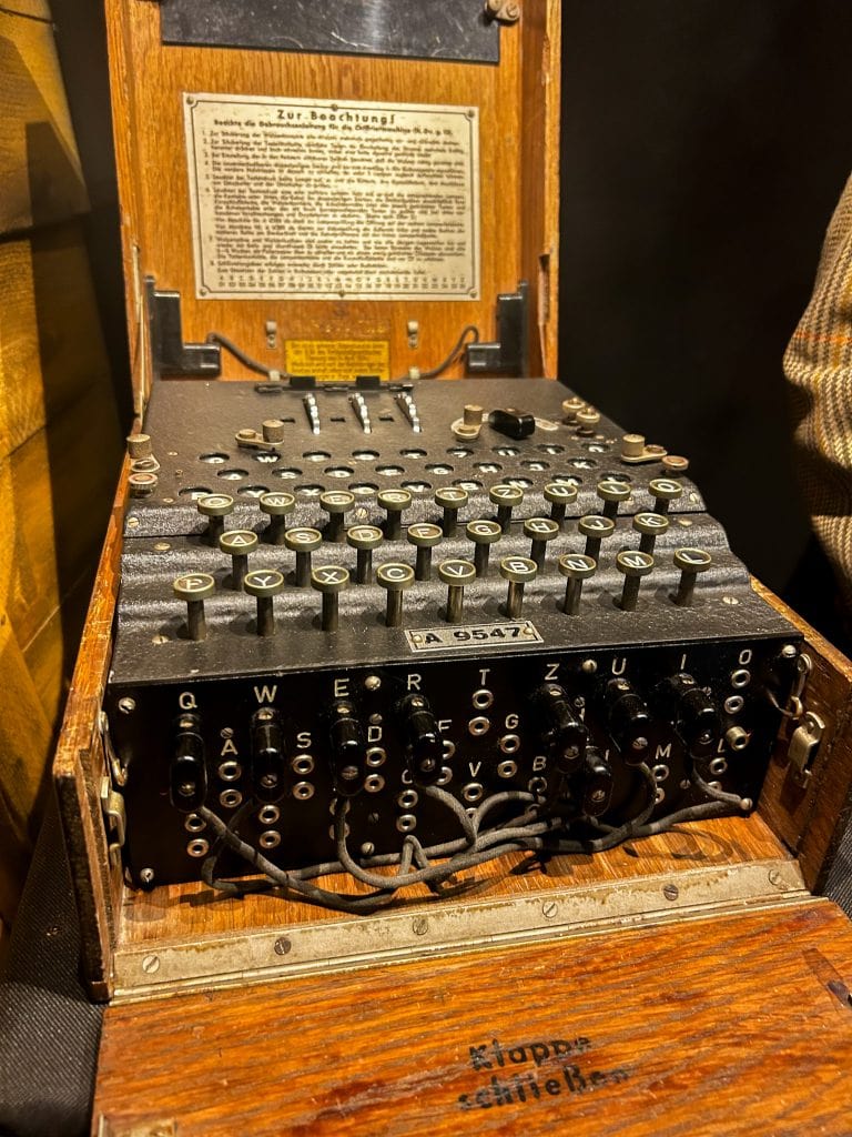 La célèbre machine Enigma. Pièce de la collection Brissard, des milliers d'objets à découvrir au DDAY OMAHA Musem, musée sur la Seconde Guerre Mondiale et le débarquement en Normandie