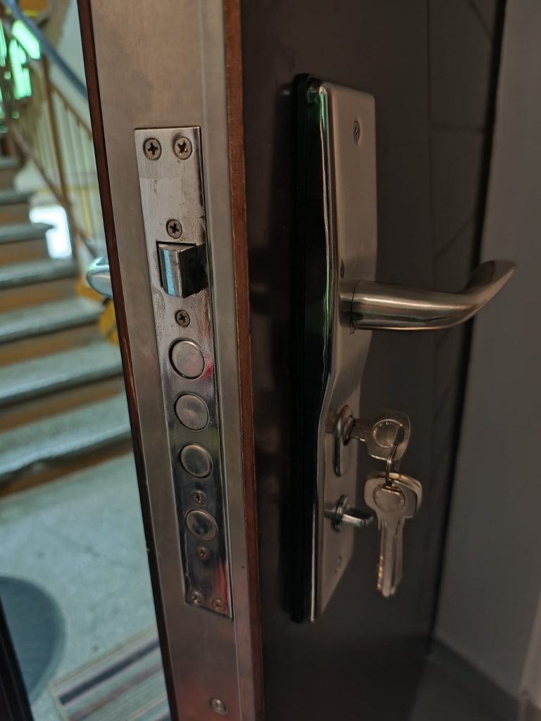 usa feronerie schimbata, lacatus reparatii usi, montari yale, broaste, manere - Timisoara