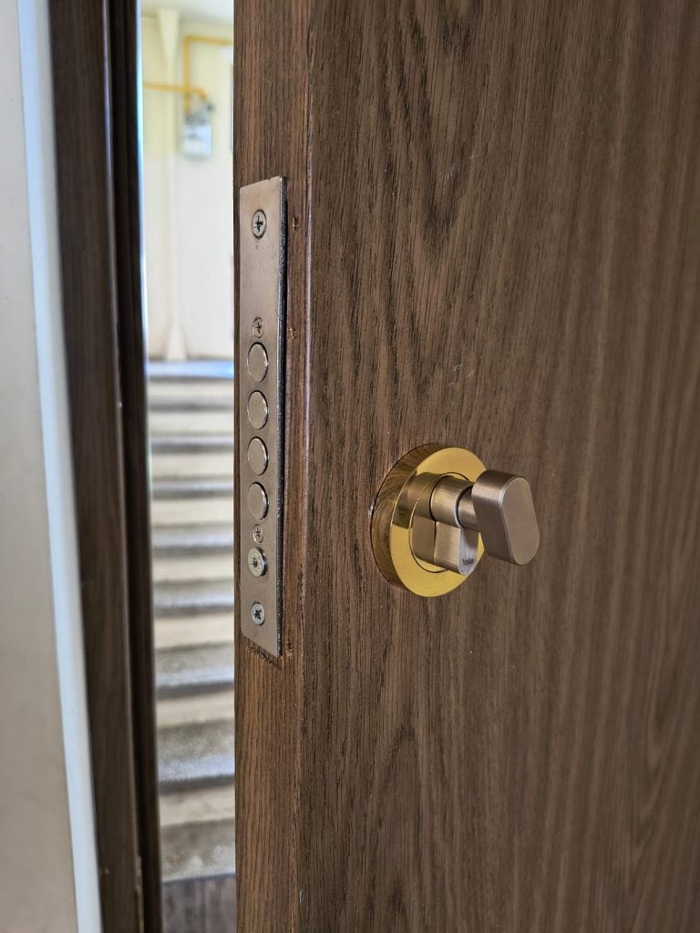 Reparatii usi metalice, ferestre termopan - lacatus deblocari usi, montari yale, broaste - Timisoara