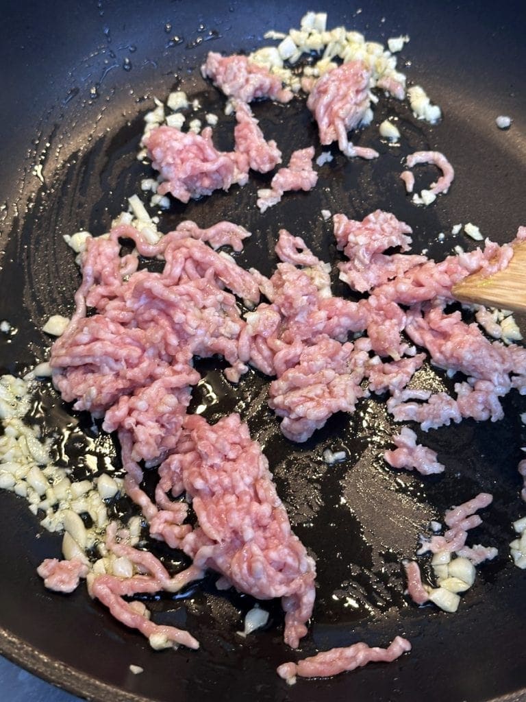 Start with sitrfrying the garlic and minced pork until it turns colour