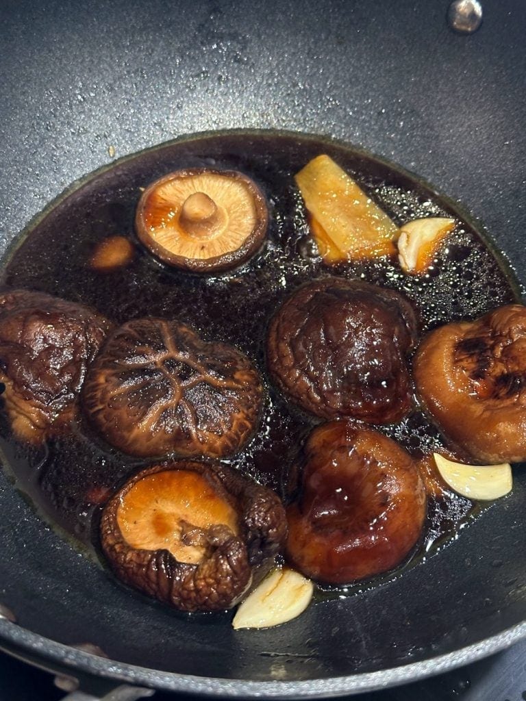 Braised shitake mushrooms with pak choy 香菇菜心 5 Braised mushrooms and pakchoy 4