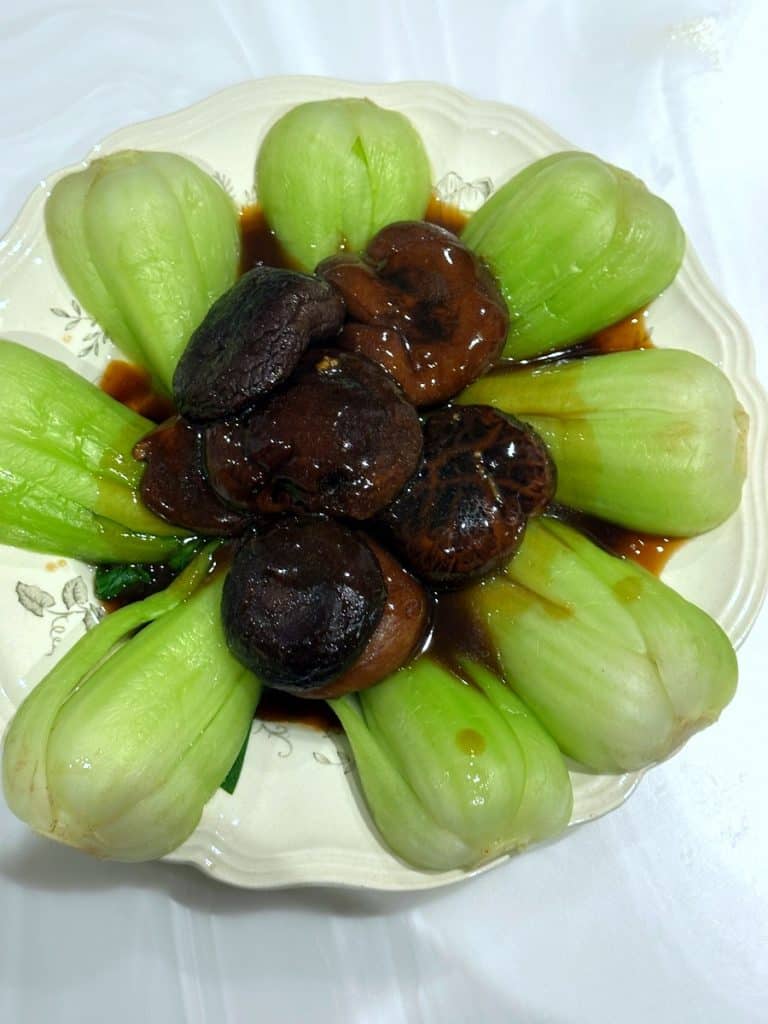 Braised shitake mushrooms with pak choy 香菇菜心 6 Braised mushrooms and pakchoy 7