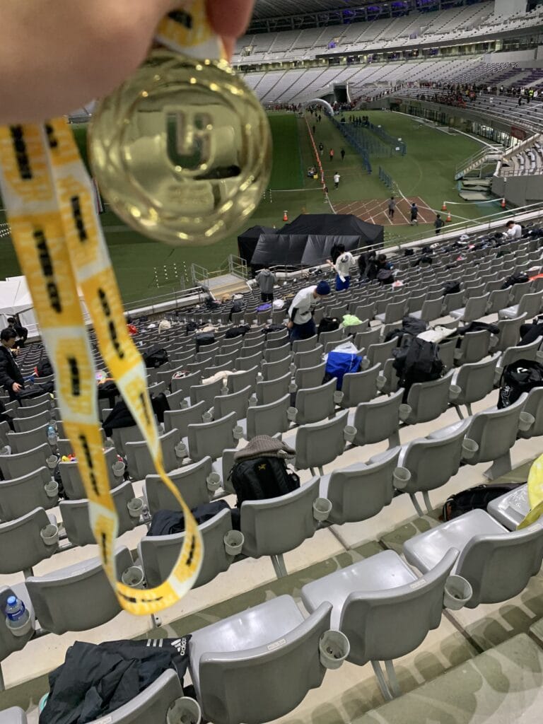 第一回UVERcupの走り終えた後にもらったメダルと会場の記念写真。