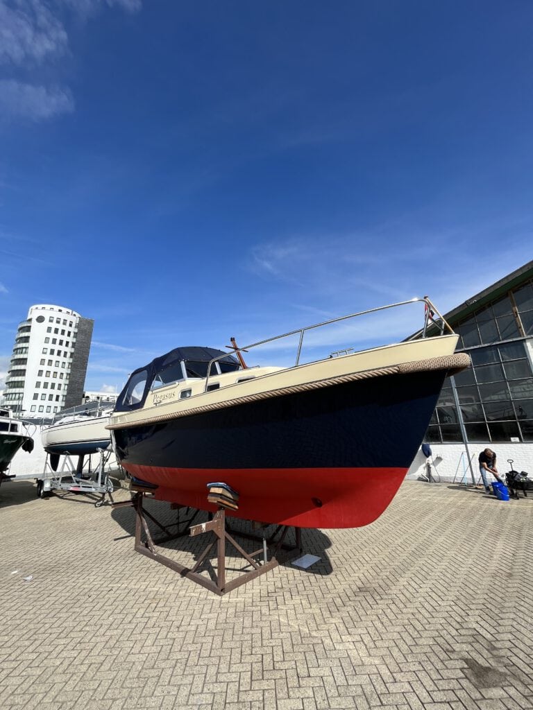 Boot gepolijst en een verse laag antifouling tegen een mooie blauwe achtergrond in Roermond