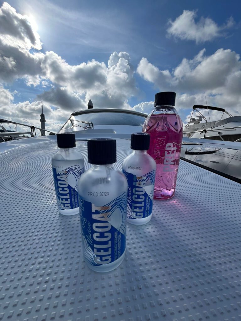 Potjes keramische coating op het voordek van een boot, klaar voor toepassing