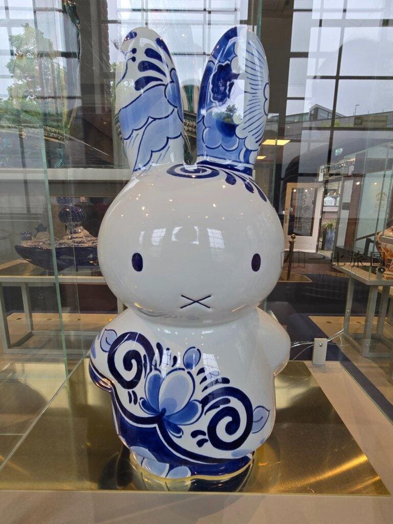 米菲兔70周年紀念藍瓷雕像