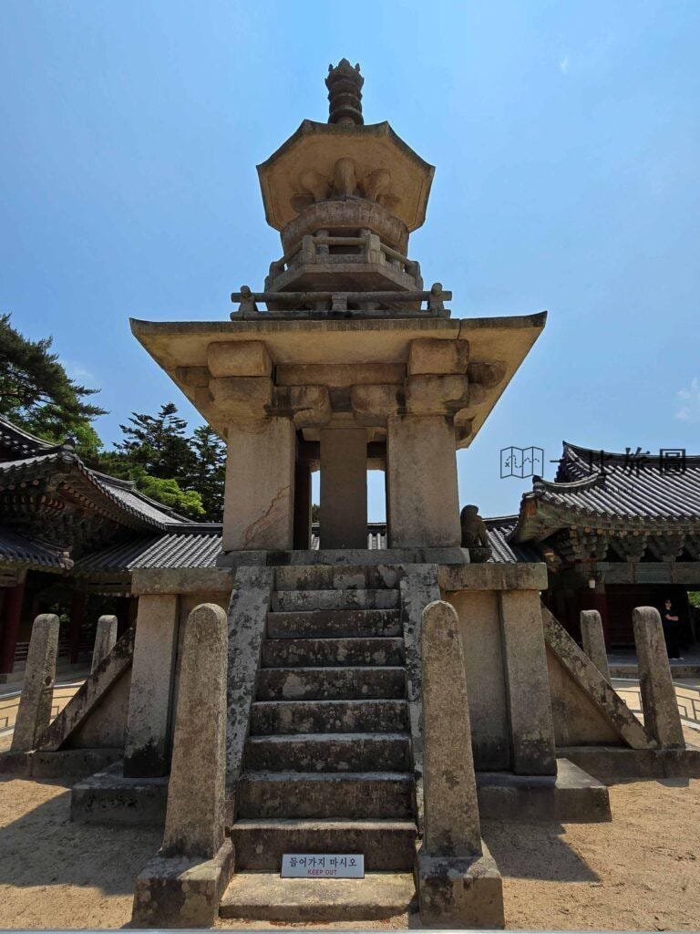 多寶塔(國寶No.20):精緻的對稱結構,是韓國古代石塔的代表作。 釋迦牟尼塔(國寶No.21):較為樸素、線條純粹,與多寶塔呈現強烈對比。