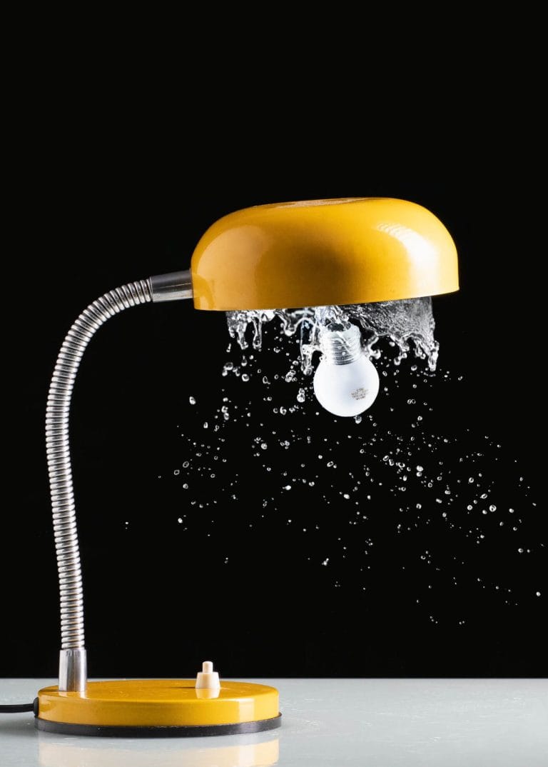 flexo amarillo con bombilla y agua salpicando
