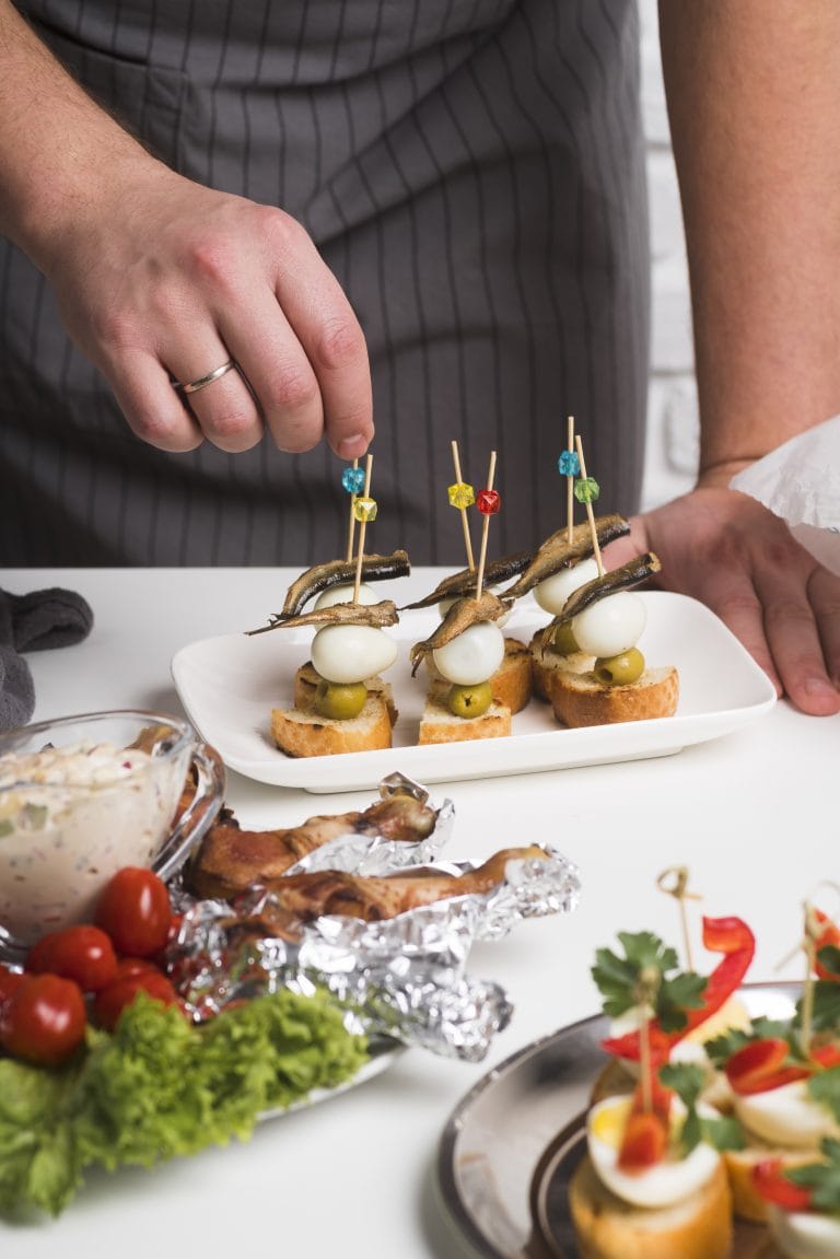 alt="LeLevant Catering Hamburg – Buffet mit mediterranen und orientalischen Speisen"