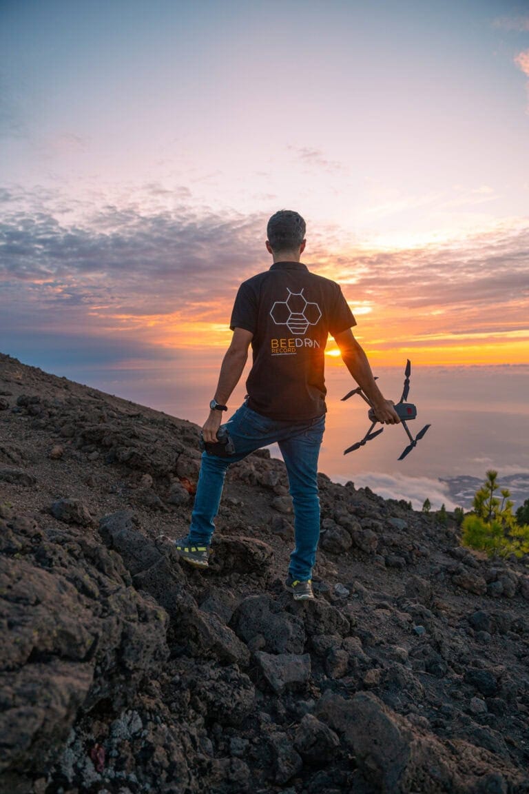 Contratar un servicio de drones en las Islas Canarias. y Operadora de drones en Canarias
