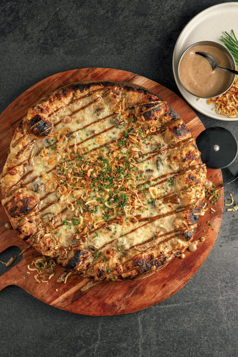 Pizza à la sauce crémeuse aux escargots et champignons, mayonnaise à l’ail noir