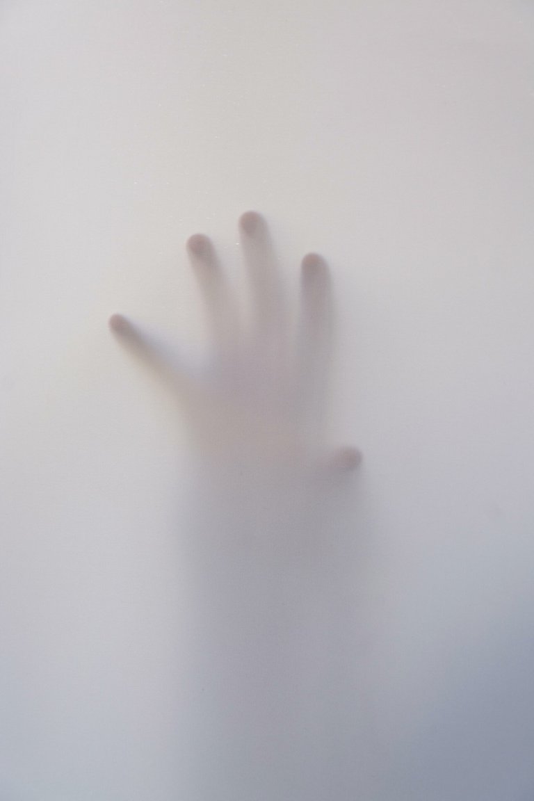Une main dans un brouillard épais.