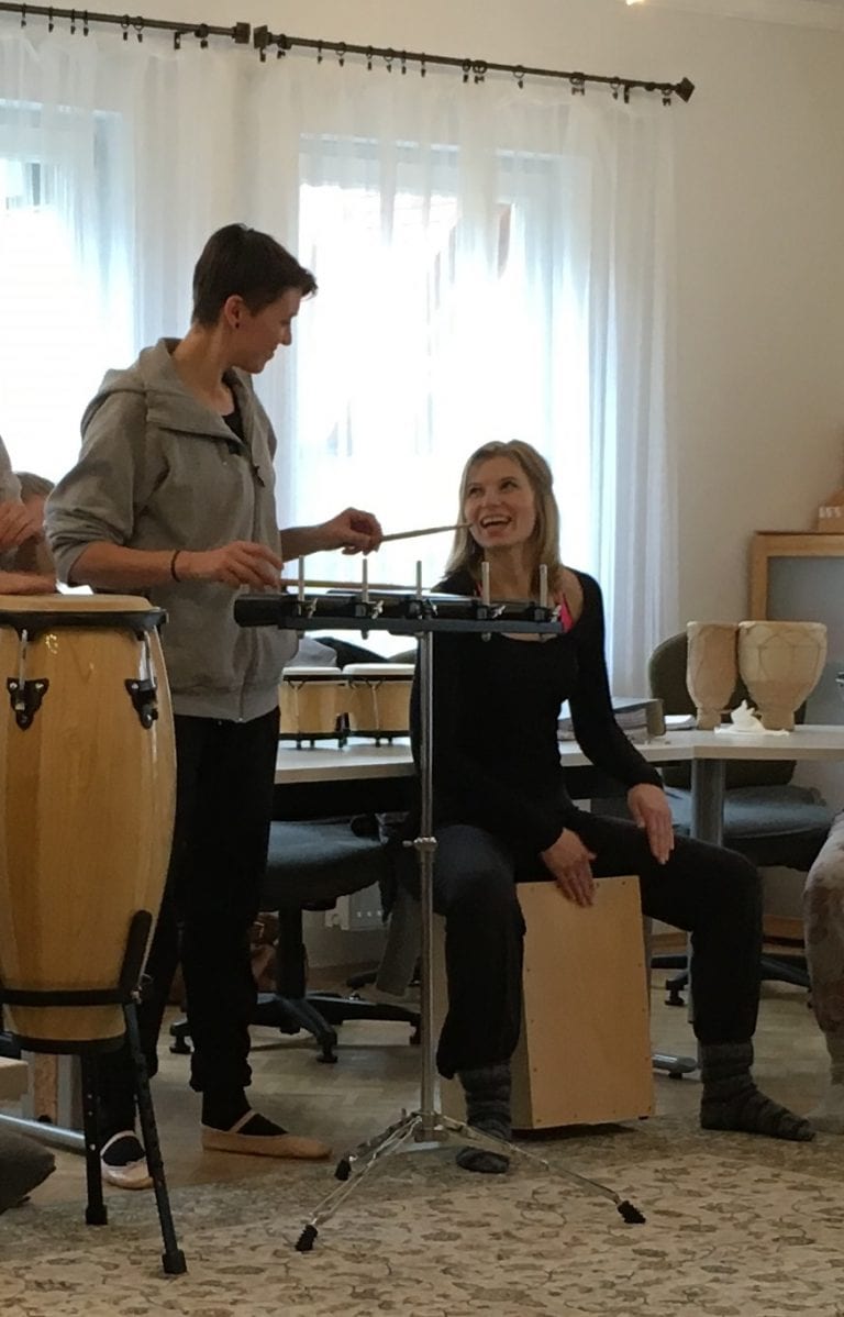 tanzakademie mann-frau-schlagzeug-lachend