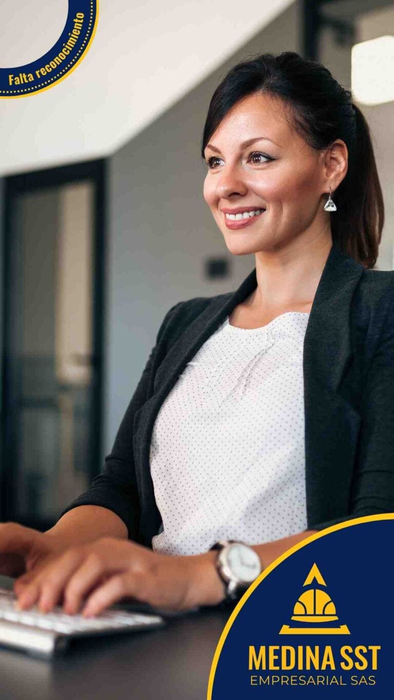 Administrador gestionando el riesgo psicosocial en propiedad horizontal durante la atención a copropietarios.