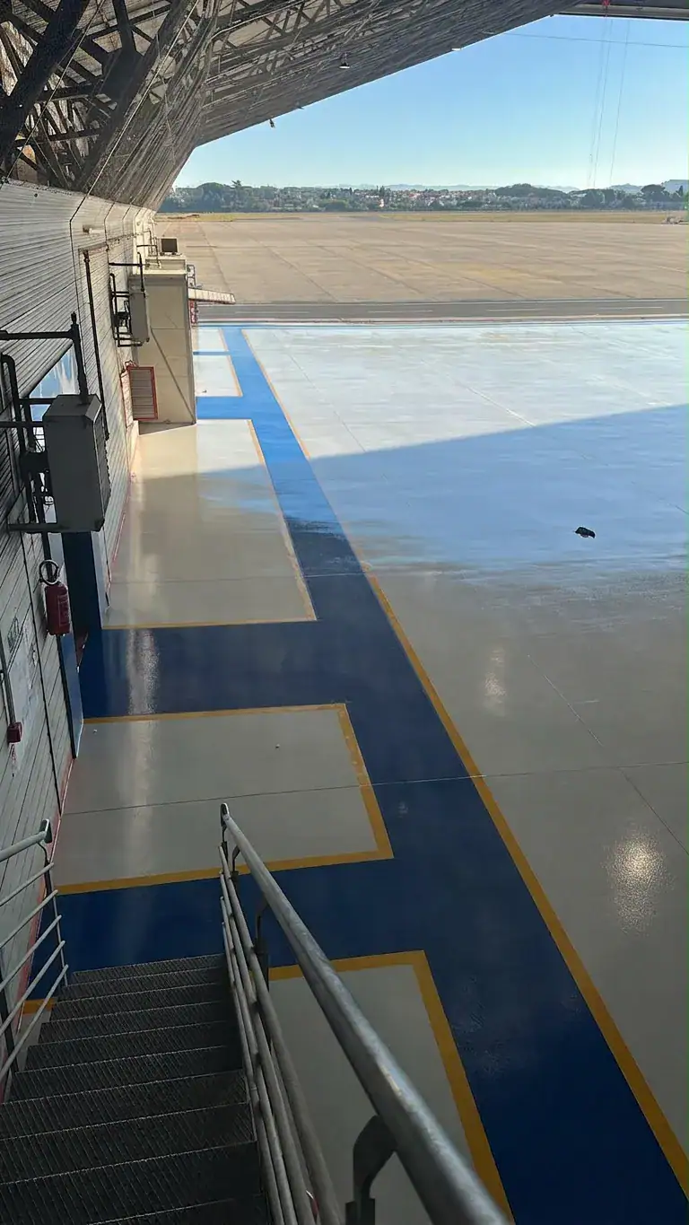 hangar aeronautico militare pavimern