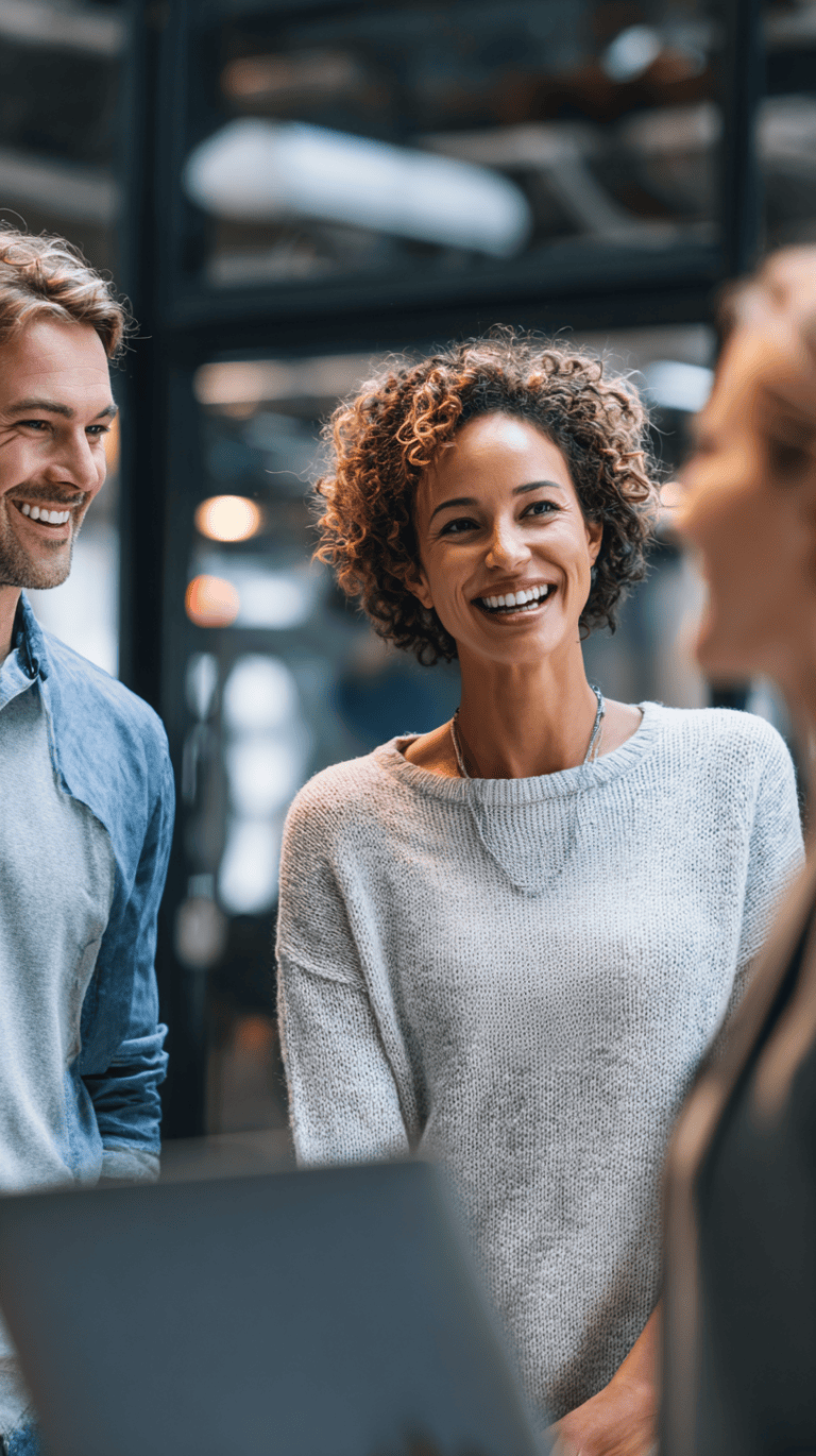 Team beim Brainstorming während einer Weiterbildung