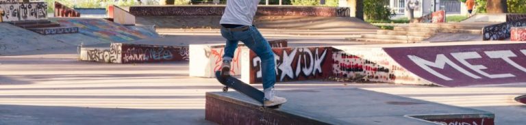 skejtboard park i osoba na skejtboardu