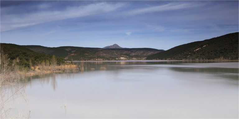 Embalse de Beleña con el Pico Ocejón al fondo, origen del agua de Guadalajara, Azuqueca y Alcalá