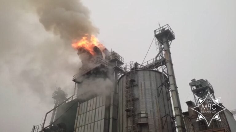 В Буда‑Кошелевском районе спасатели ликвидировали пожар на зерносушильном комплексе