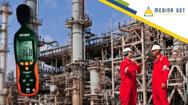 "Una mujer con casco y protectores auditivos está utilizando un sonómetro en una planta industrial para medir los niveles de ruido. La imagen destaca la importancia de la seguridad auditiva en entornos laborales ruidosos.