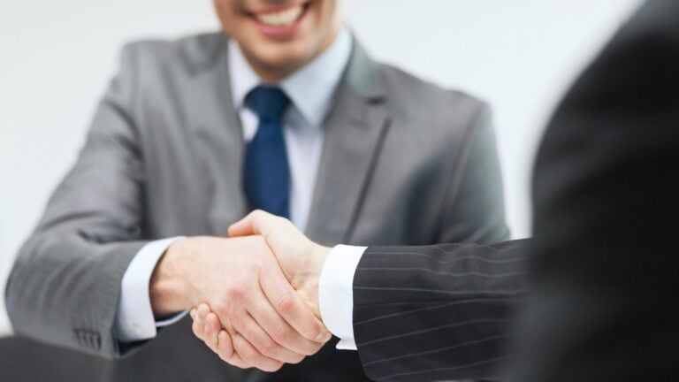 Proceso de reintegro laboral: adaptación del puesto y monitoreo periódico.