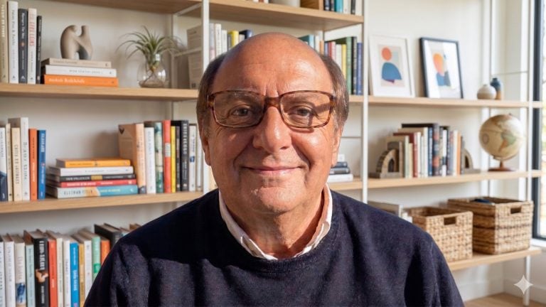 Aimé Fagot, devant sa bibliothèque