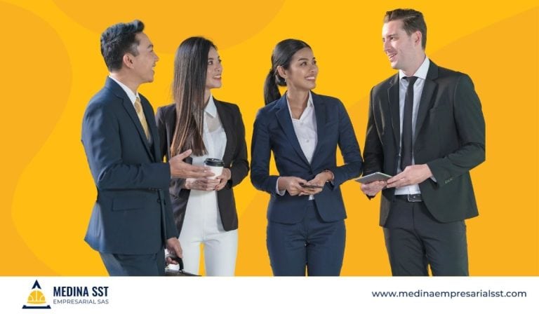 Equipo de trabajo empresarial planificando estrategias de seguridad y salud laboral en un entorno moderno.