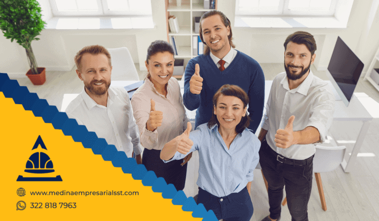 Equipo de trabajo feliz levantando el pulgar, representando el impacto positivo del sistema de vigilancia epidemiológica en la salud laboral y el ambiente organizacional.