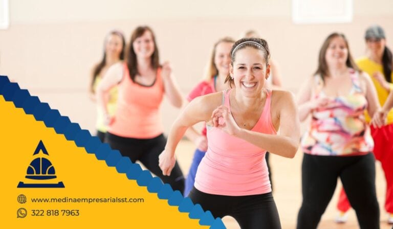 Personas participando en una sesión de rumbaterapia laboral, bailando con energía en un entorno corporativo para promover el bienestar físico y emocional.
