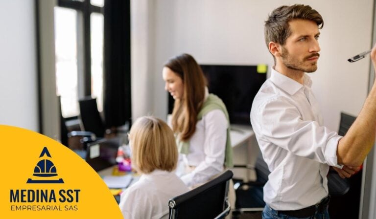 Administradora analizando el riesgo psicosocial en propiedad horizontal y administración inmobiliaria para mejorar el clima laboral.