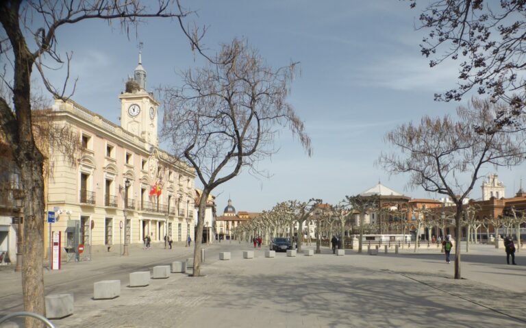 Plaza de Cervantes y edificio del Ayuntamiento de Alcalá de Henares