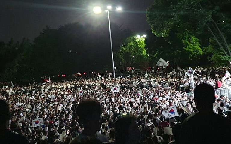 首爾奧林匹克公園遭抗議群眾封鎖，多場演唱會與音樂節被迫取消或轉移場地