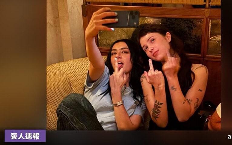 Charli XCX 驚喜登台布魯克林，Clairo、Underscores、Kim Petras 同台助陣