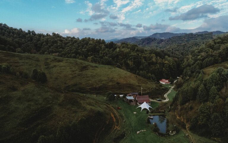 Read more about the article Why “Work From Airbnb” is the Ultimate Productivity Hack — And Why White Fence Farm Is Perfect for Your Remote Office