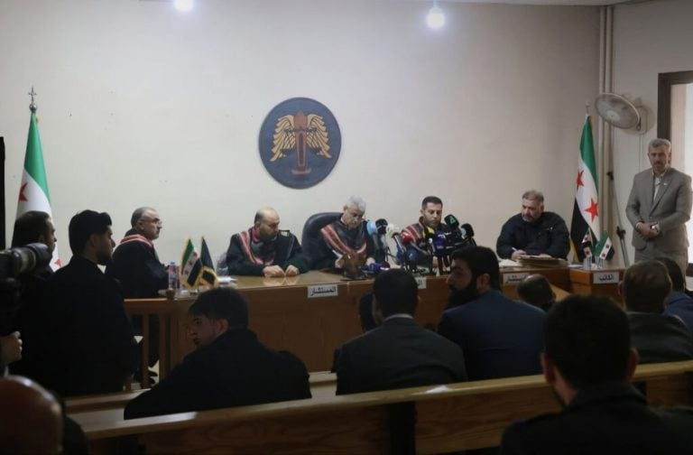 لماذا تشكّل المحاكمات العلنية حجر الأساس للعدالة في سوريا؟