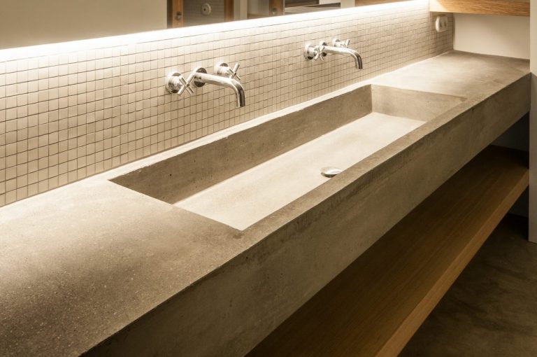 lavabo de hormigón vertido en situ en un piso de la calle Carme en Barcelona 01