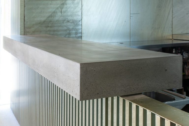 barra de hormigón en el museu d,historia Oliva Artes en Barcelona 01