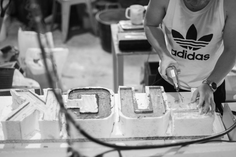 making off de las letras de hormigón LUCK 01